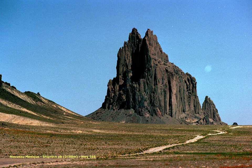 Shiprock, aiguille de lave pointe vers le ciel,  point de 500m